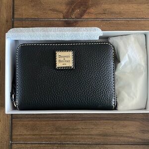 Bnwt Dooney and Bourke medium zip around wallet